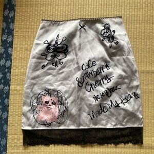 Satin skirt with doodles